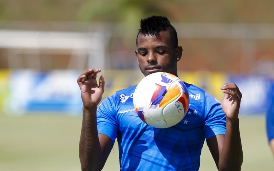 Marcos Vinícius deixa treino do Cruzeiro com dores na coxa direita