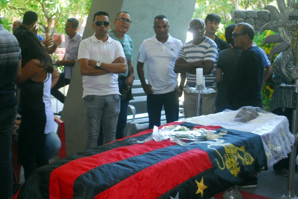 Familiares, amigos e torcedores se despedem de Leonardo na sede do Sport