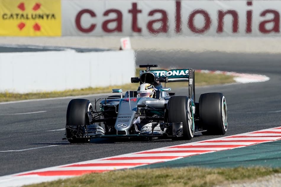 Hamilton começa o ano liderando primeiro treino livre