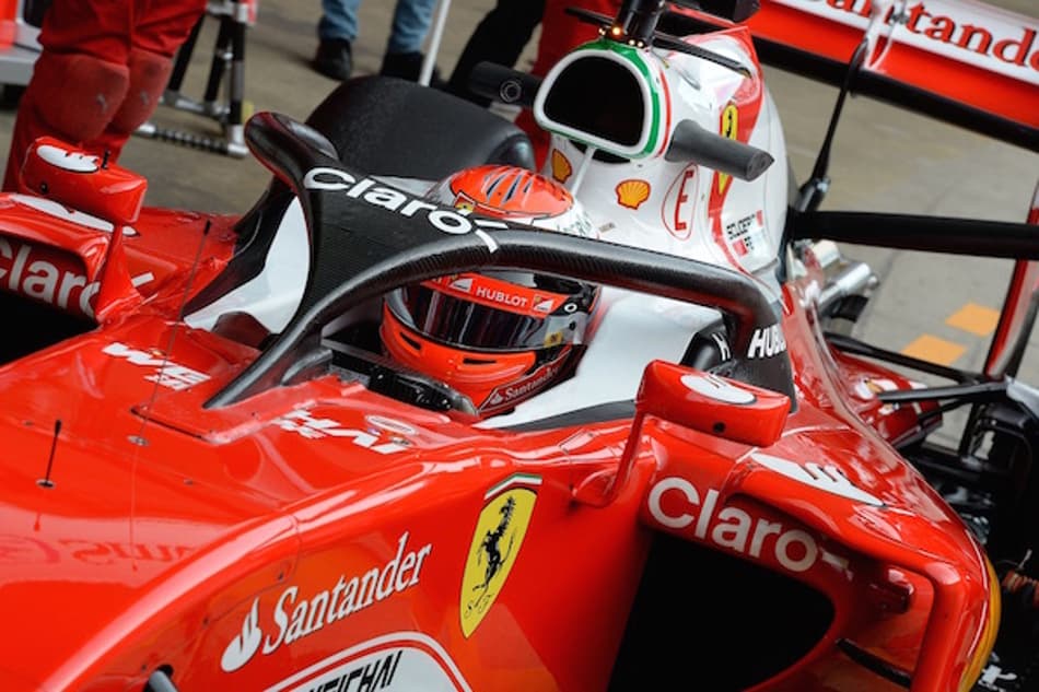 Kimi Raikkonen testa proteção de cabeça em sua Ferrari