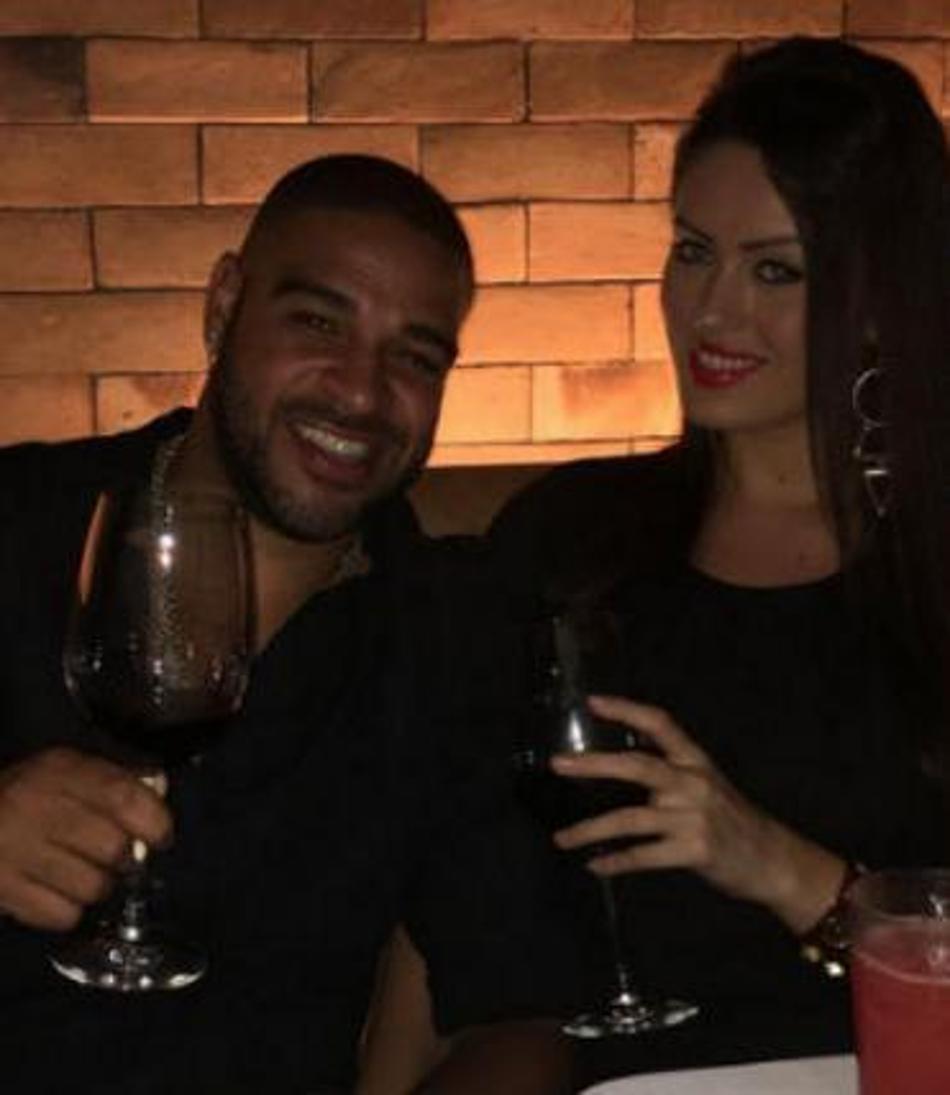 Imperador se despede do Brasil com vinho de R$ 1,7 mil e musa do Timão