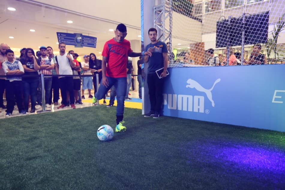 Após treino no São Paulo, Rogério se diverte em evento na Zona Leste