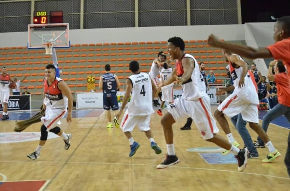 Pelo NBB, Vitória derrotou o Bauru com cesta no fim da prorrogação