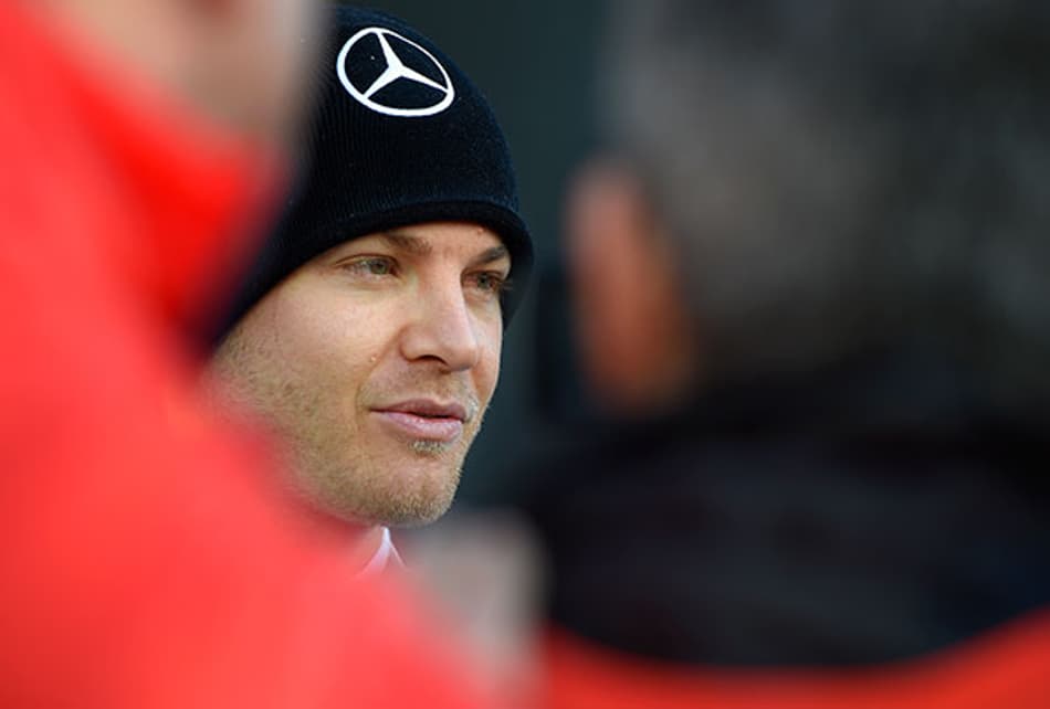 Mercedes espera Ferrari mais próxima após testes