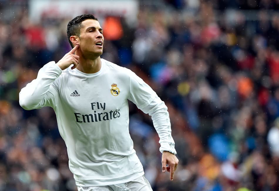 Massacre! CR7 faz quatro, Real goleia e segue na corrida atrás do Barça