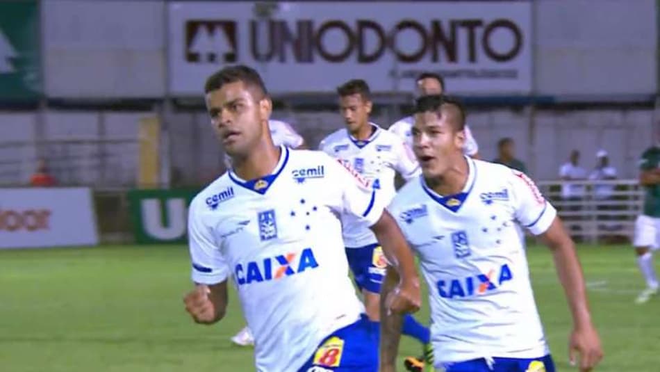 Cruzeiro se torna o novo líder do Mineiro em vitória com gol irregular