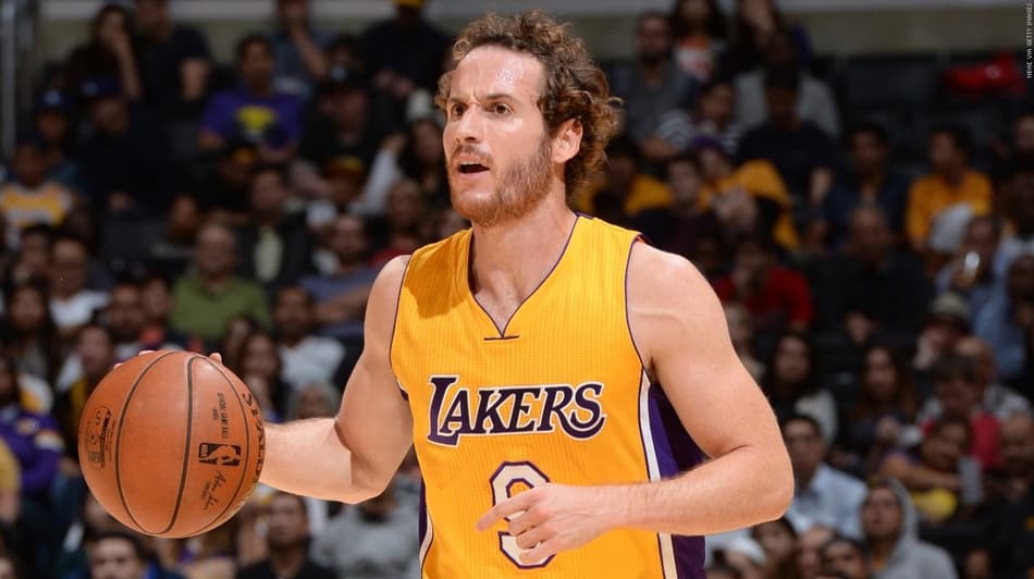 Vídeo – Marcelinho Huertas rouba bola após se esconder atrás de treinador