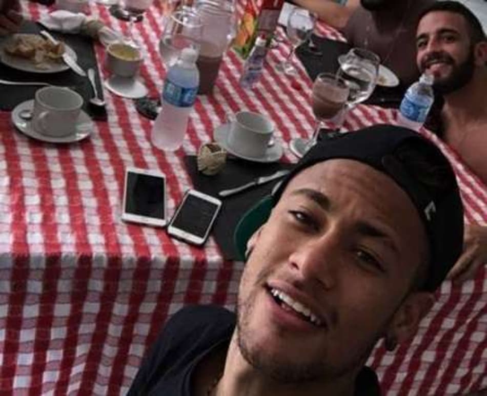 FORA DE CAMPO! Suspenso, Neymar segue aproveitando folga no Brasil