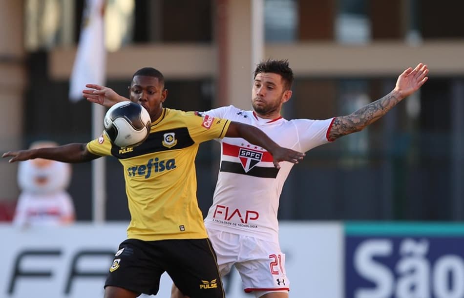 Atacante do São Bernardo celebra vitória diante do São Paulo