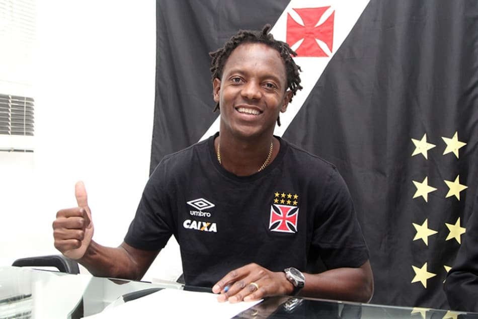 Andrezinho assina renovação com Vasco e brinca: ‘Caneta não faltou’