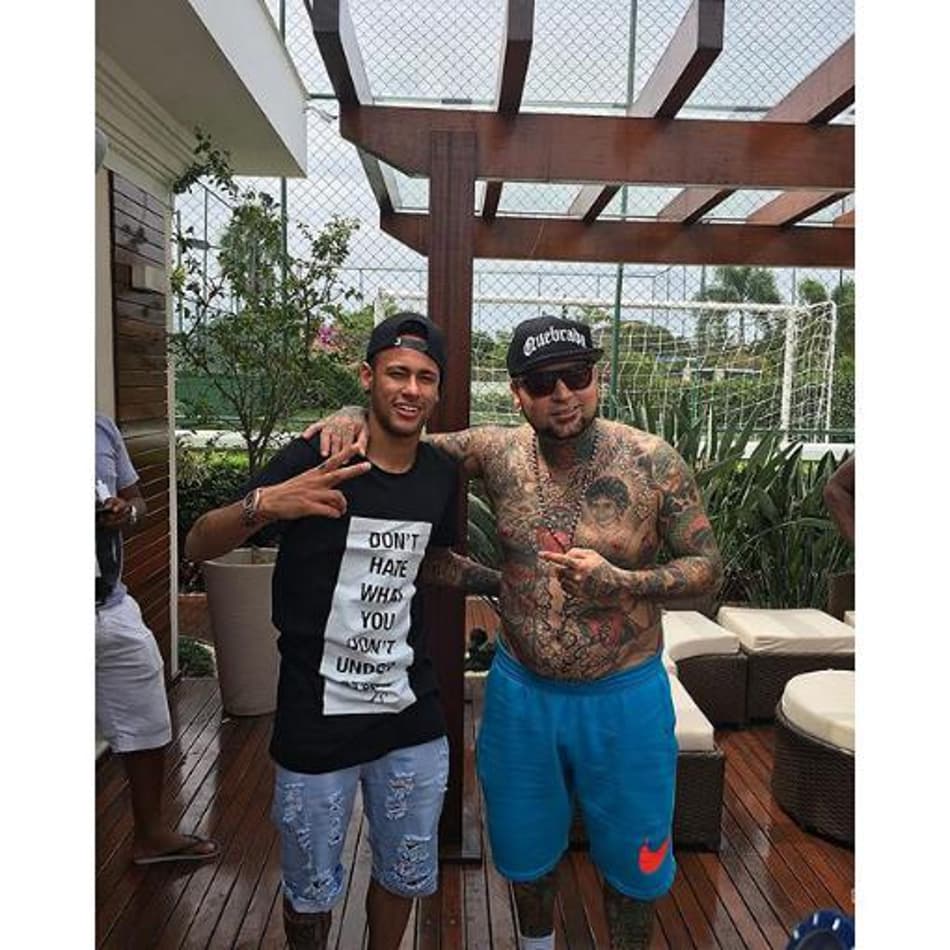 Fora de campo: Neymar aproveita folga no Brasil e faz mais uma tatuagem