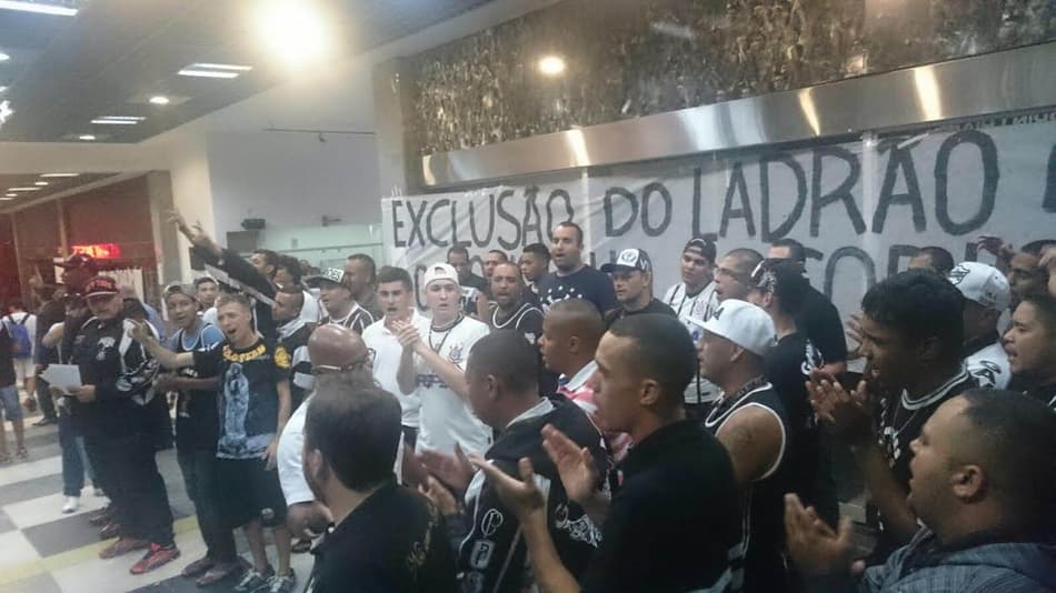 Gaviões da Fiel protesta durante reunião do Conselho do Corinthians