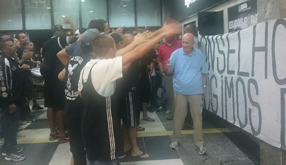 Corinthians abre discussão para cobrar ingressos de conselheiros