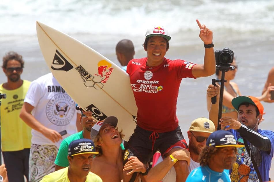 Kanoa Igarashi vence novamente Mick Fanning e avança em Trestles