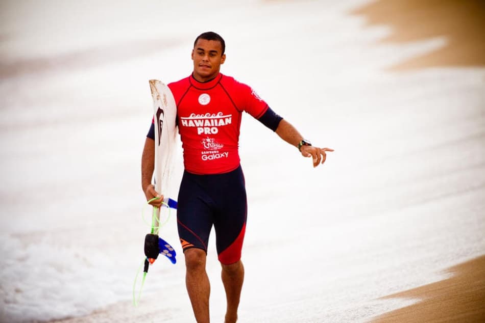 Brasileiro dá show e garante vaga na terceira fase do Mundial de Surfe