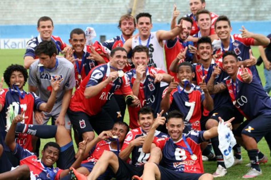 Campeões estaduais na base estão com pouco espaço no Paraná