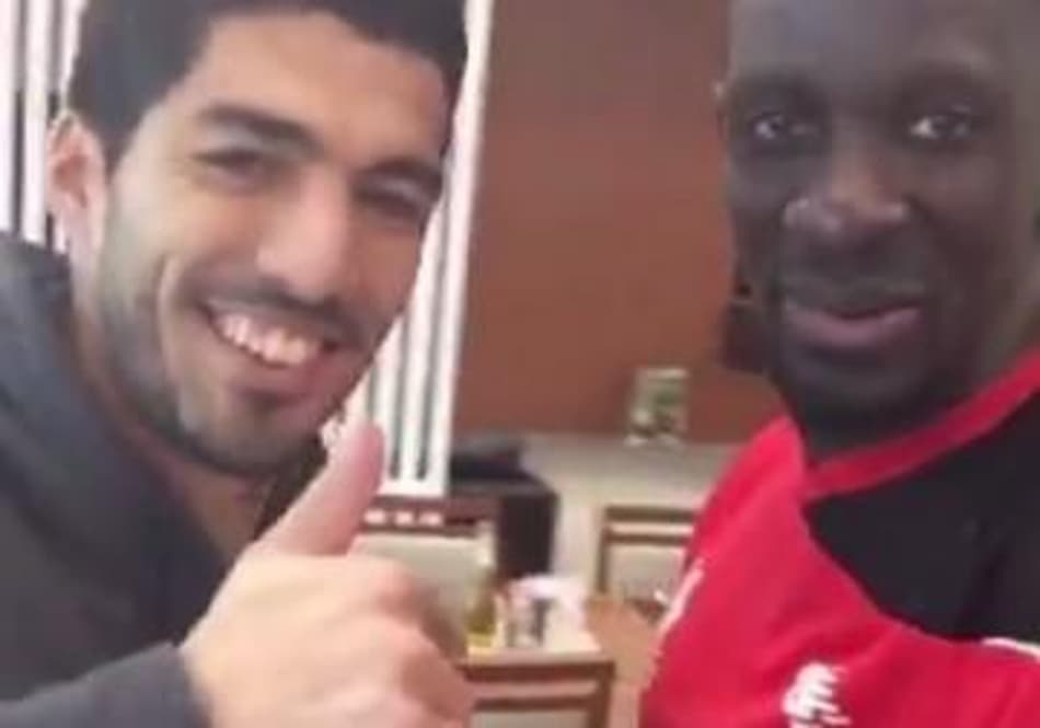 Fora de Campo! Suárez aproveita folga e faz visita aos amigos no Liverpool