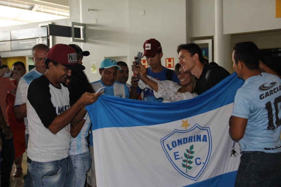 Reforço do Londrina, Keirrison é recepcionado pela torcida no aeroporto