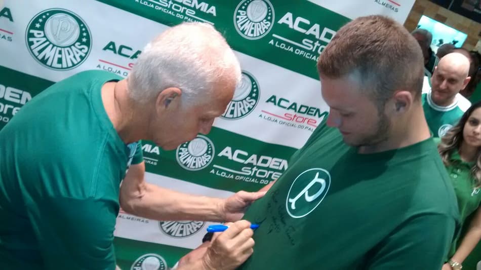 Ídolo do Palmeiras, Ademir da Guia dá autógrafos em evento (Foto: Divulgação / Meltex)
