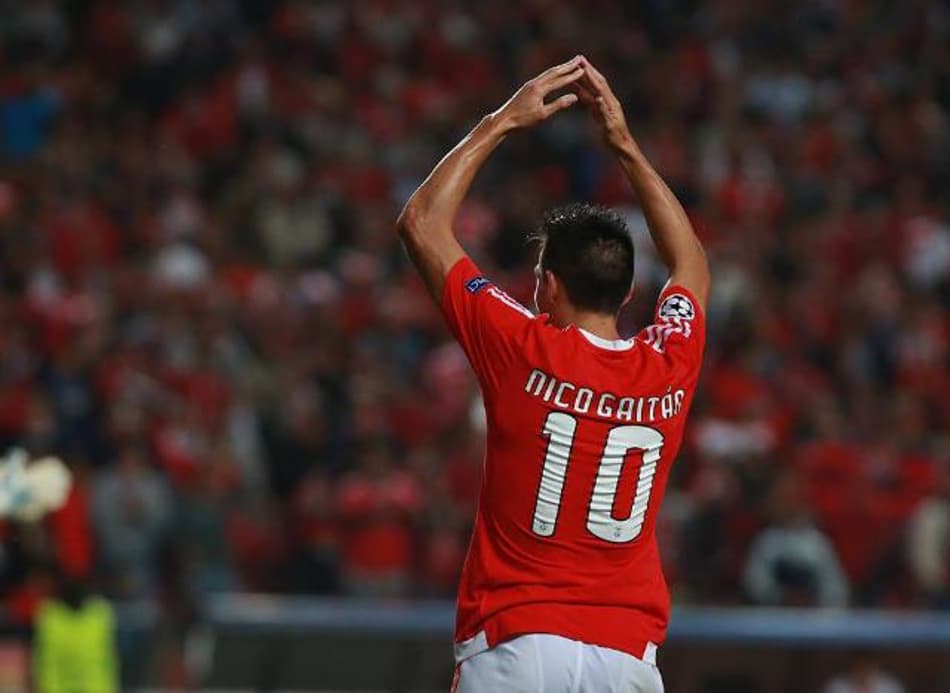 Goleiro falha, Benfica vira contra o Zenit e avança na Champions