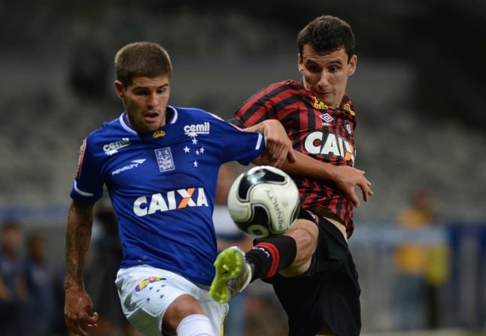 O atacante Pablo abriu o placar para o Atlético-PR no Mineirão