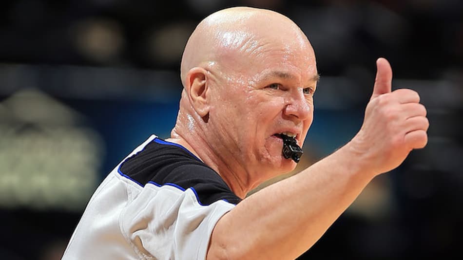 Lesionado, árbitro Joey Crawford anuncia aposentadoria da NBA