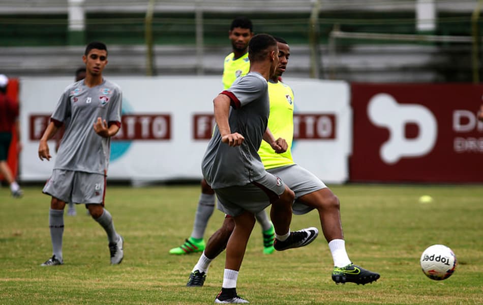 Treinando com bola, Richarlison deve ser opção para o Fla-Flu no Pacaembu