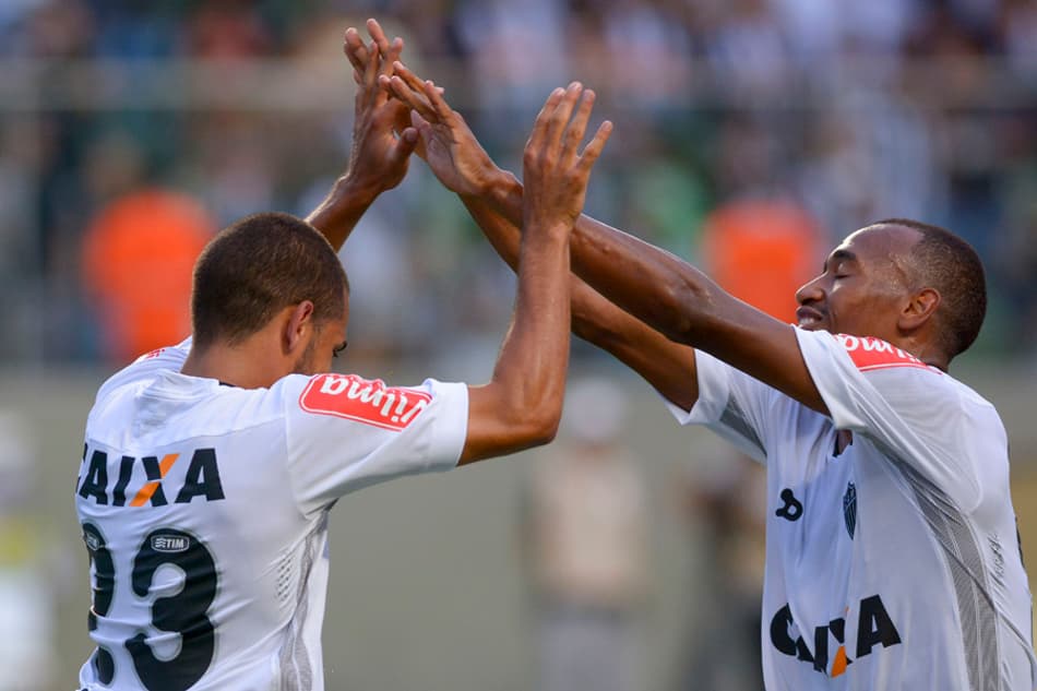 Com gol do estreante Clayton, Galo empata clássico e chega à liderança