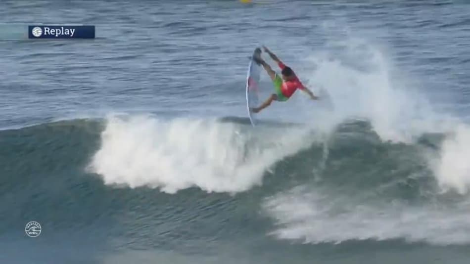 Filipe Toledo dá show, tira 10 e avança às quartas em Gold Coast