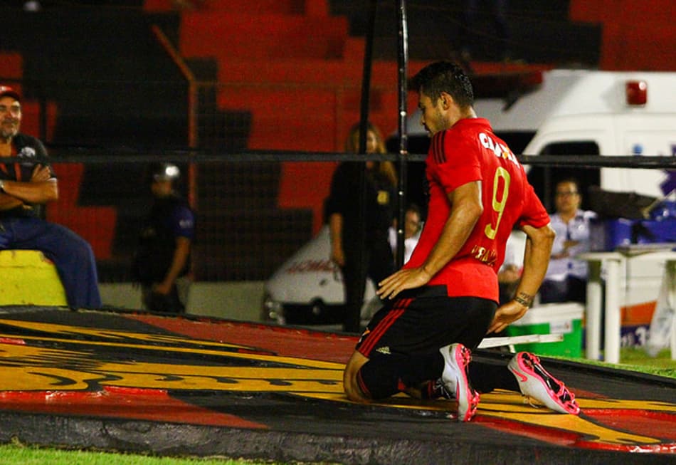 Primeiro gol e goleada animam Vinícius Araujo no Sport