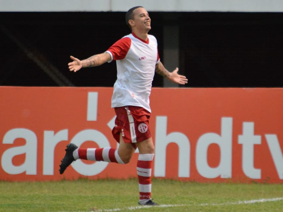 Com dois gols no último jogo, Gabriel Vasconcelos se declara ao América