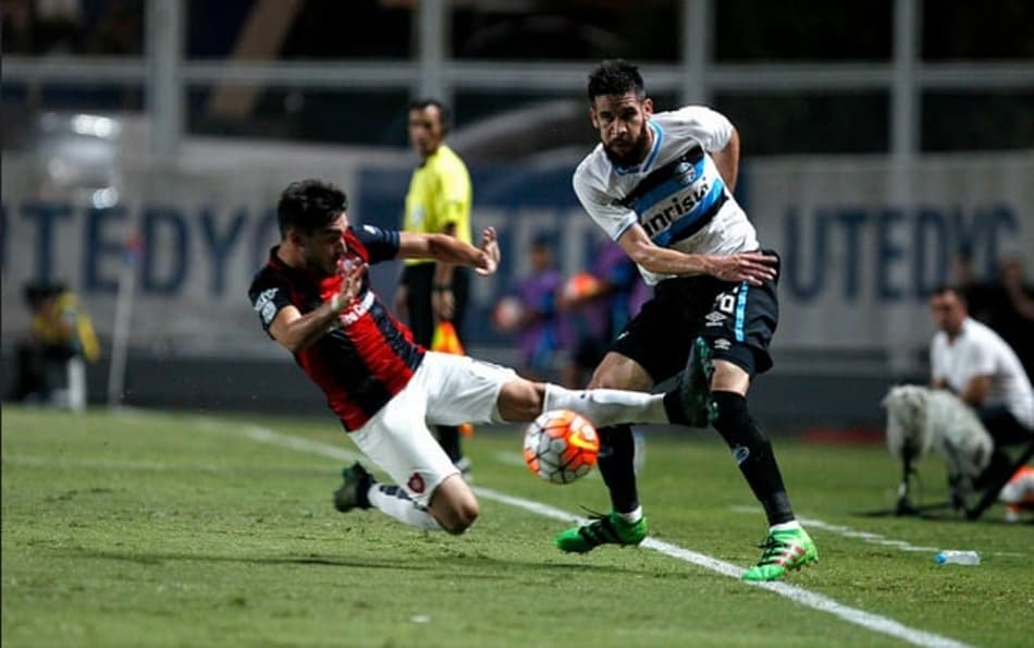 Lateral e volante recebem cartões e desfalcam o Grêmio contra a LDU