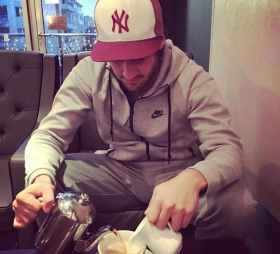 Ainda sem espaço no Chelsea, Pato aproveita o tempo livre em Londres