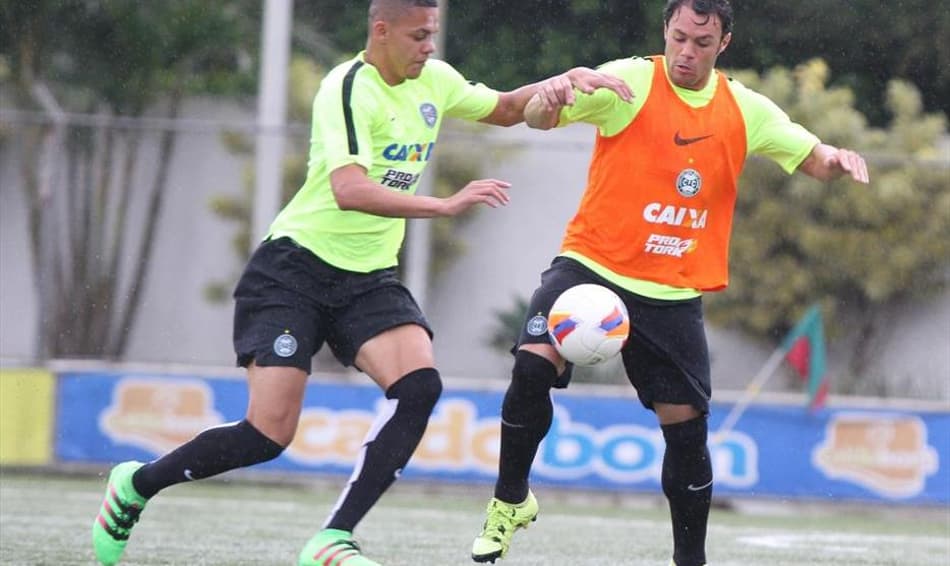 Kleber Gladiador volta a treinar com bola, mas risco de nova lesão pode tirá-lo do Atletiba