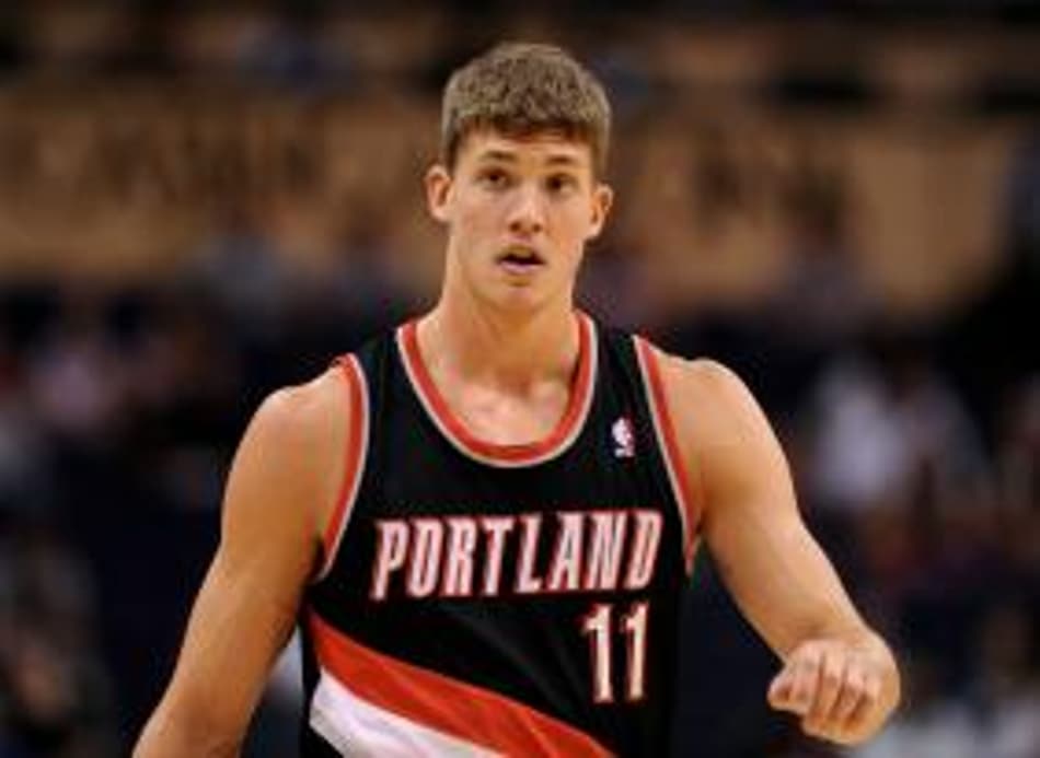 Meyers Leonard desloca ombro e vira desfalque Portland Trail Blazers