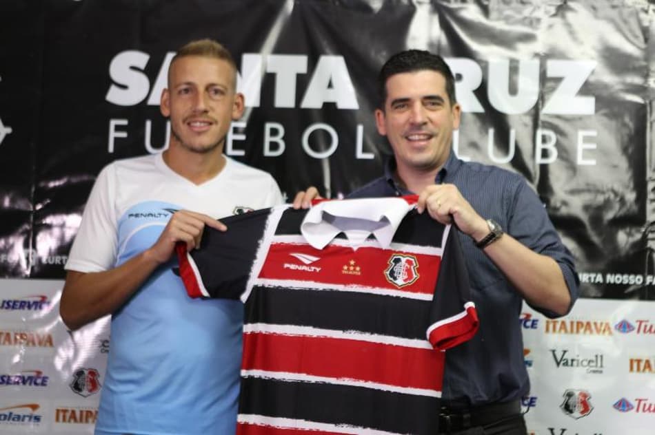 Dizendo-se apto para jogar, Uillian Correia é apresentado no Santa Cruz