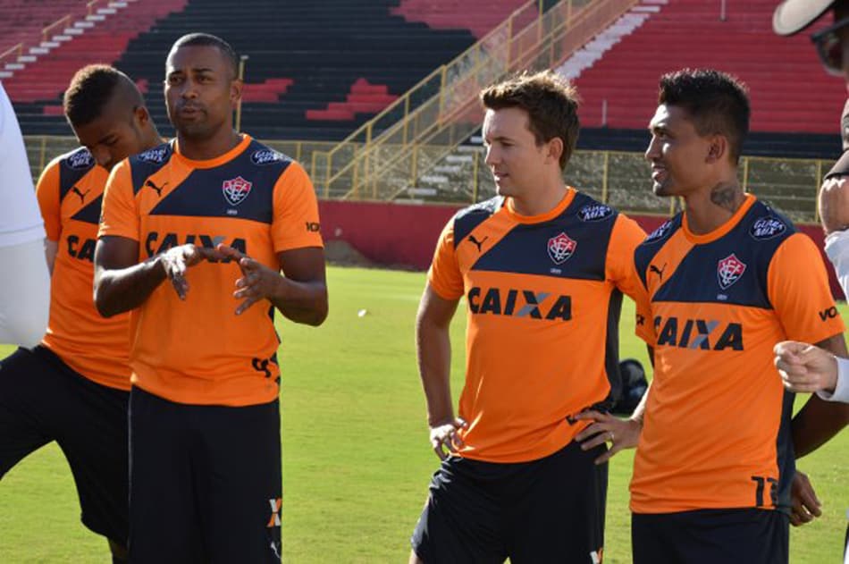 Novos contratos, Kieza e Dagoberto participam de treino tático