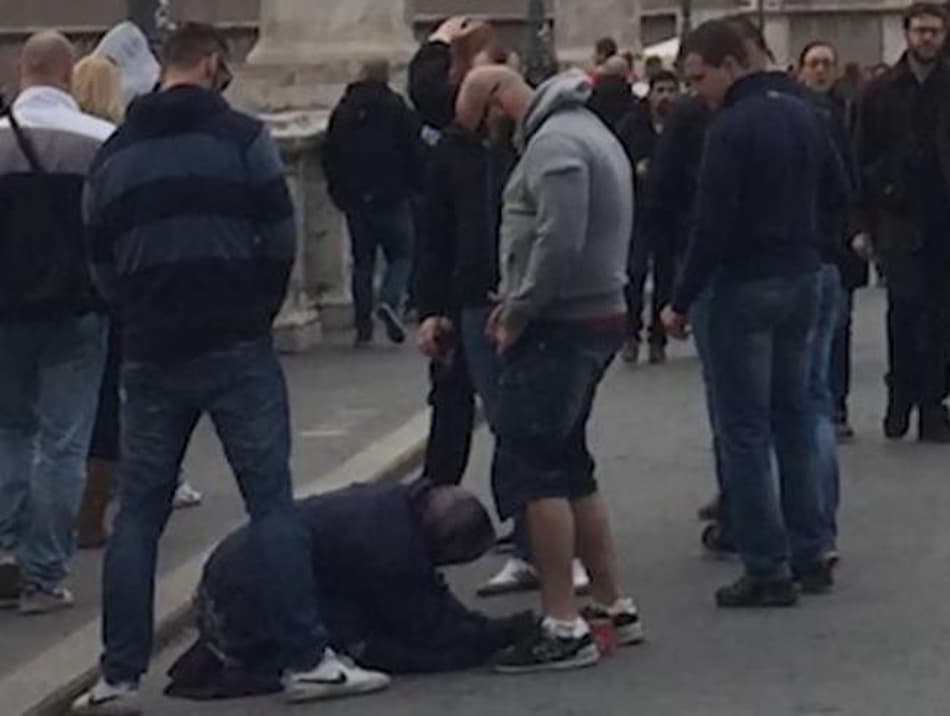 Torcedores do Sparta Praga urinam sobre mendiga na Itália