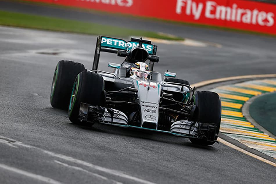 Com pista molhada, Hamilton lidera sexta-feira na Austrália