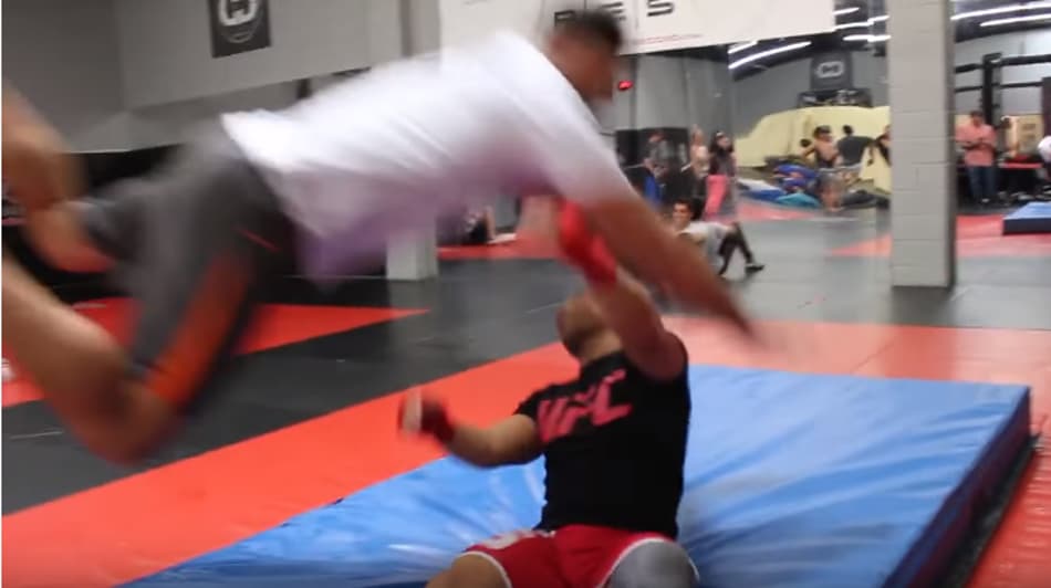 Andrei Arlovski voa em cima de John Dodson (FOTO: Reprodução)