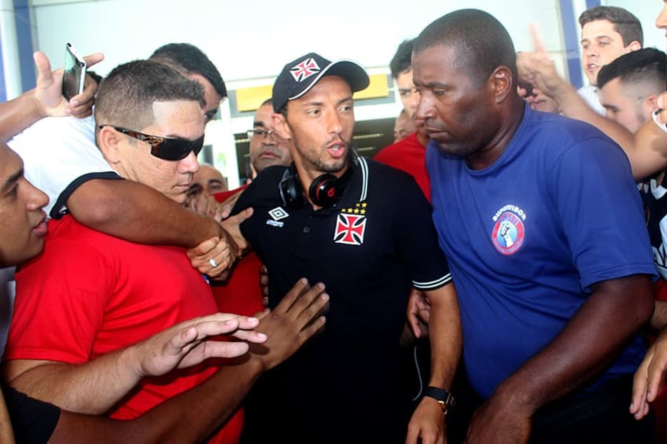 Vasco chega ao Espírito Santo sob recepção calorosa da torcida