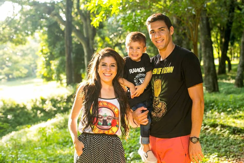 Balbuena, sua mulher Adriana e o filho Lucas, com camisas de bandas de rock (Foto: Reprodução)