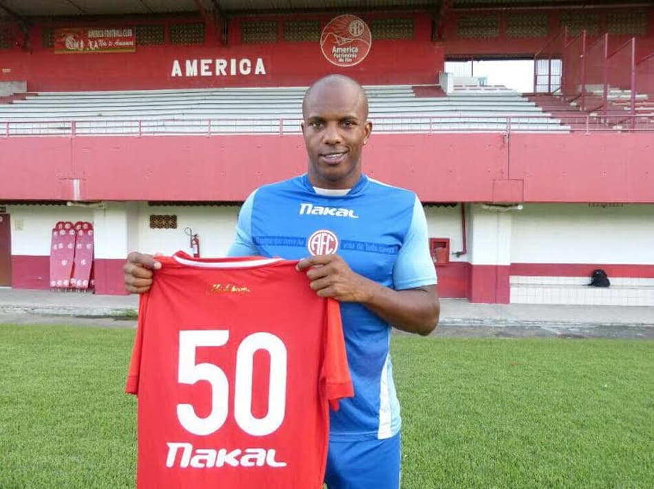 Antes de jogo 50 pelo América, Fábio Braz é homenageado pela diretoria