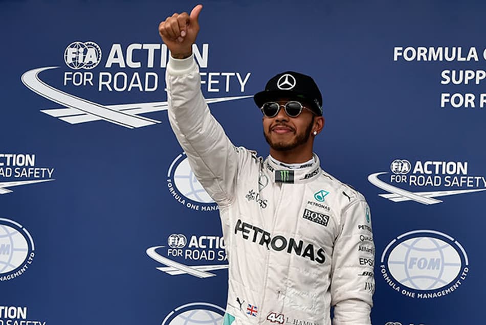 Hamilton comemora e agradece pole à Mercedes
