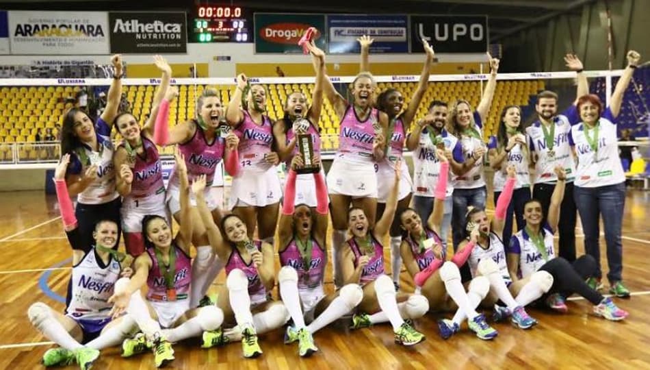 Jogadoras do Nestlé Araraquara comemoram o título da Superliga Feminina B (Célio Messias/Inovafoto/CBV)