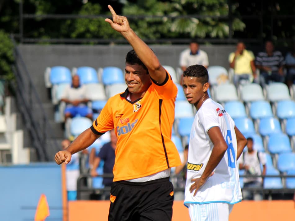 Presidente do clube entra em campo, joga, faz gol e evita a derrota