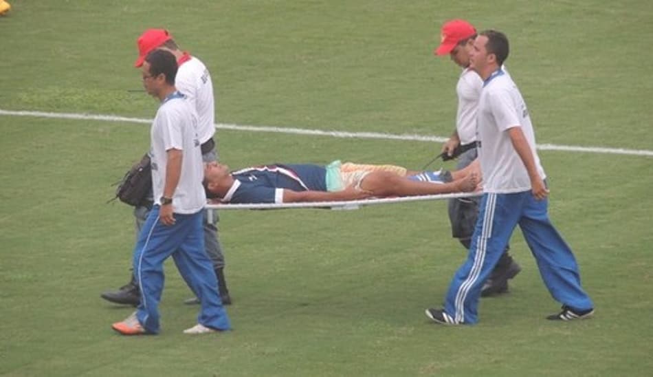 Humor: Torcedor do Santa Cruz vai participar de promoção e sai de maca