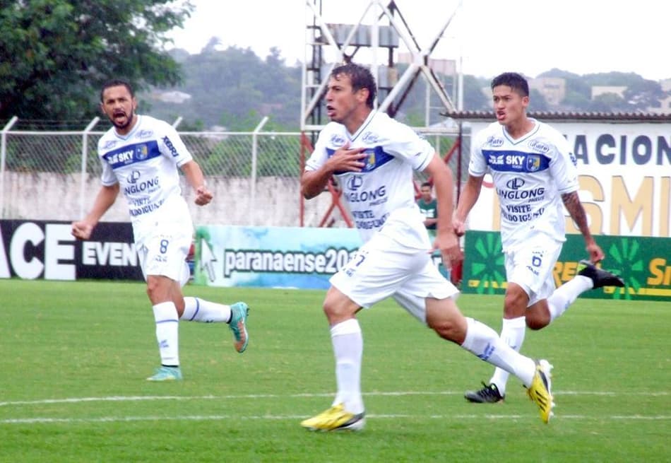Em jogo polêmico e movimentado, Foz e Paraná empatam por 3 a 3