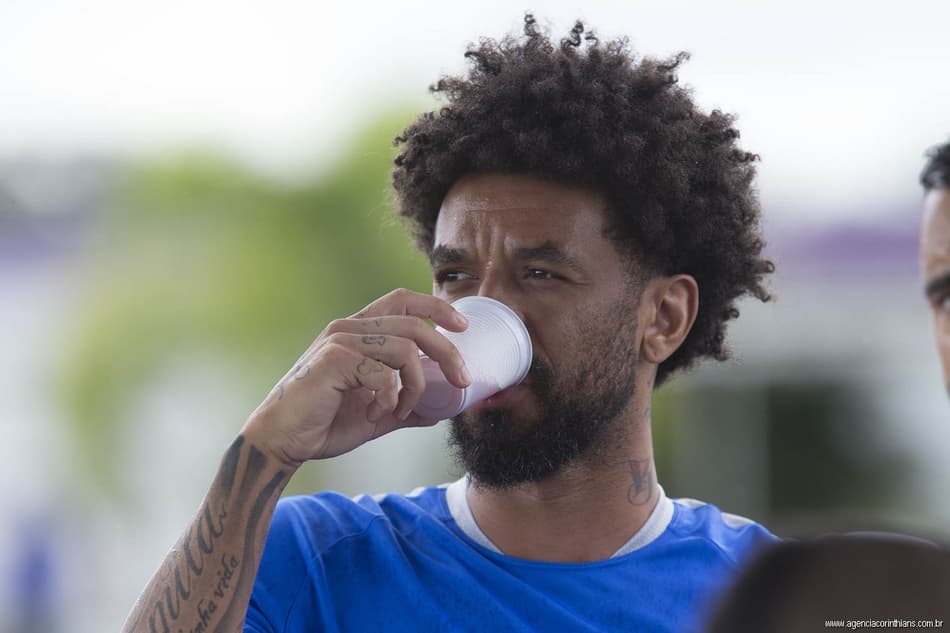 Cristian e Claudinho têm primeiras chances e Timão já usa 27 no ano