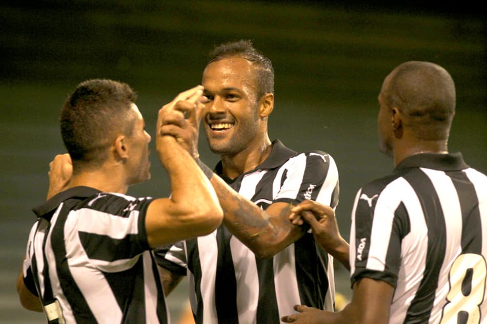 Botafogo aproveita falha defensiva, vence Madureira e segue invicto